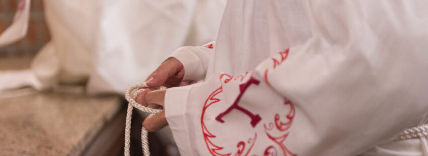 Sacerdote en una sacristía