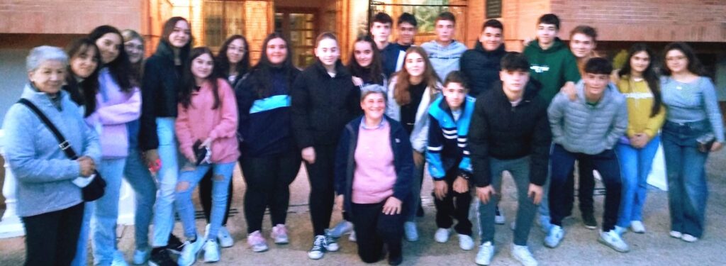 Jóvenes voluntarios con ancianos en Jaén 