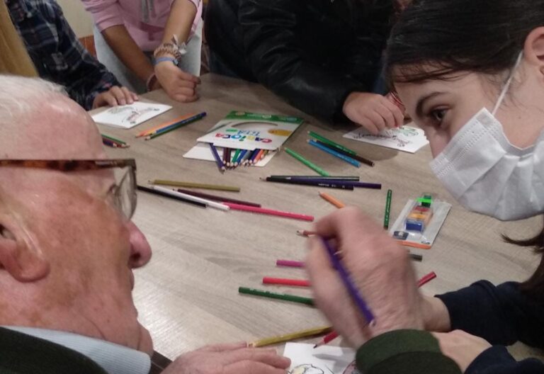 Jóvenes voluntarios con ancianos en Jaén