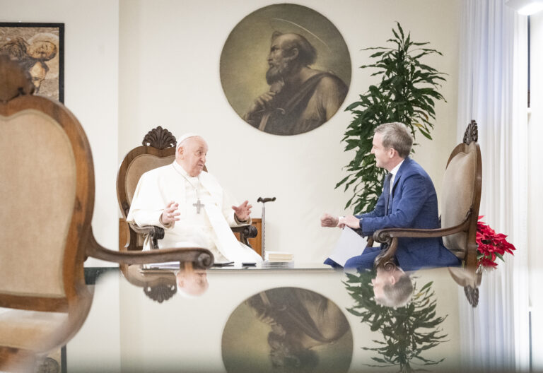 El papa Francisco conversa con Javier Martínez-Brocal para el libro-entrevista 'El sucesor'