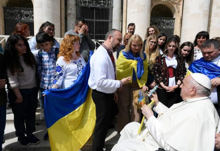 Oleh Ladnyuk, sacerdote ucraniano, con el Papa