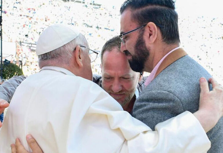 abrazo a tres bandas del Papa con un israelí y un palestino víctimas de la guerra en Gaza