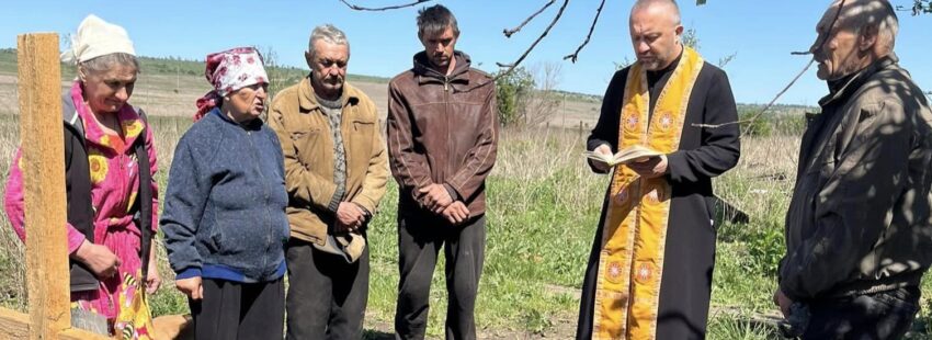 Oleh Ladnyuk en un entierro en Ucrania