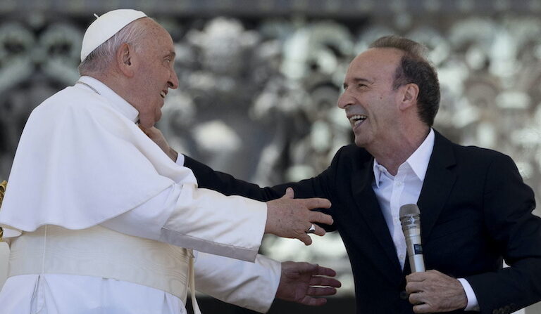 Papa Francisco y Roberto Benigni
