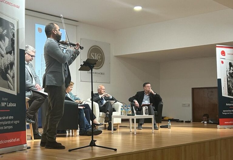 Juan Maria Laboa y Antonio Ávila, durante la presentación de sus libros de la editorial Khaf