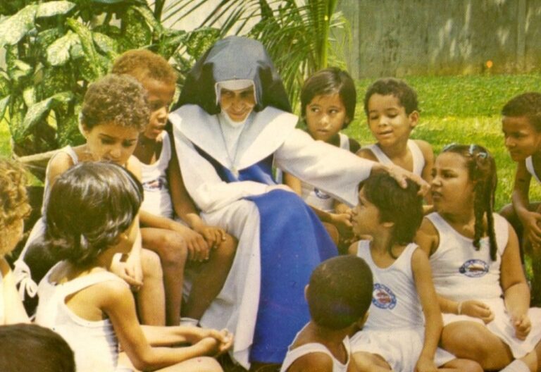 Dulce Lopes Pontes, rodeada de niños
