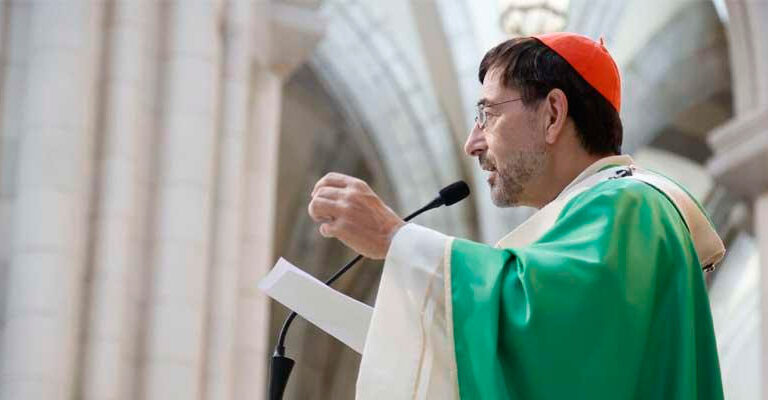 El cardenal arzobispo de Madrid, José Cobo, en la Almudena