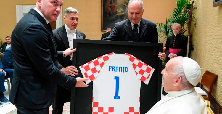 El papa Francisco con la Selección de Croacia de fútbol