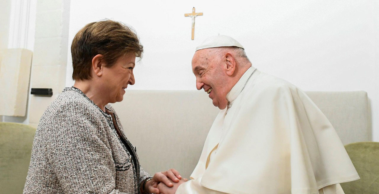 El papa Francisco con la directora del Fondo Monetario Internacional, Kristalina Georgieva, en el G7