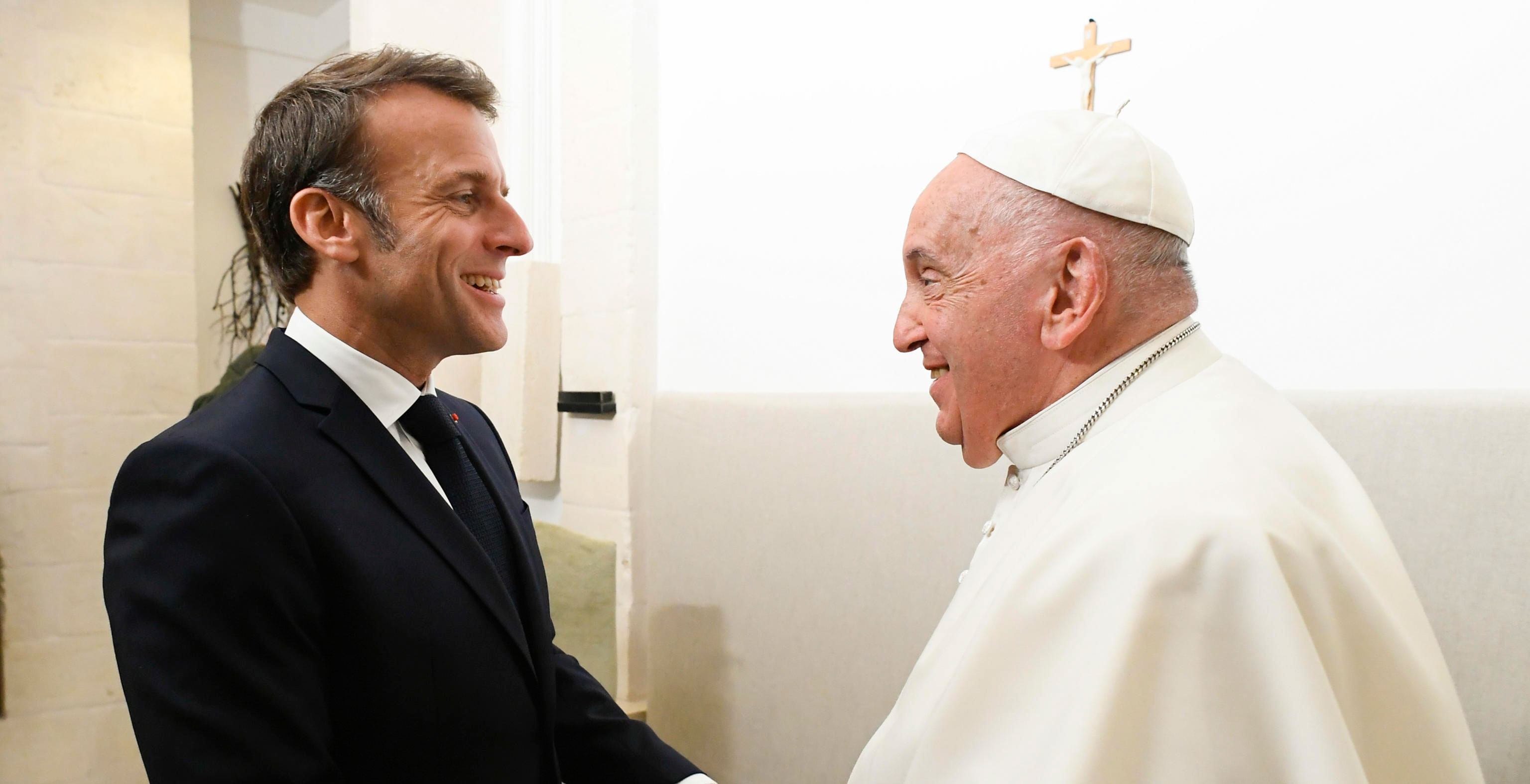 El papa Francisco con el presidente de Francia, Emmanuel Macron, en el G7