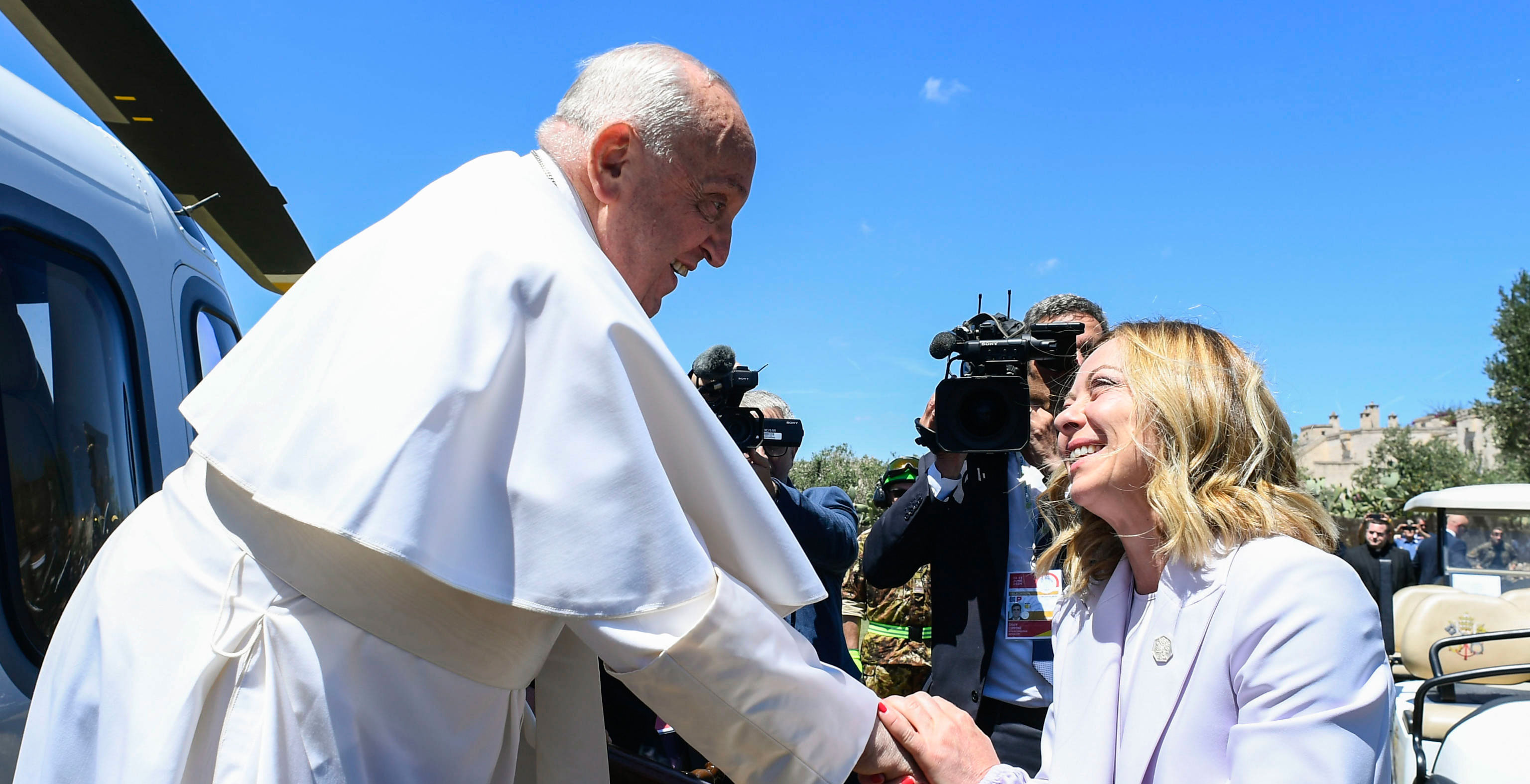 El papa Francisco con la presidenta de Italia, Giorgia Meloni, en el G7