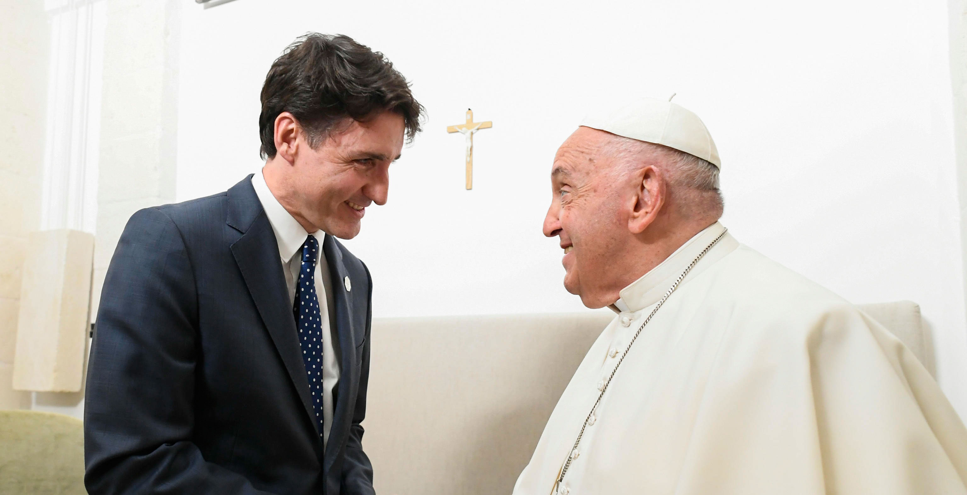 El papa Francisco con el primer ministro de Canadá, Justin Trudeau, en el G7
