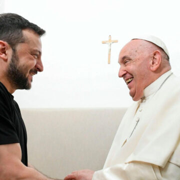 El papa Francisco con el presidente de Ucrania, Volodímir Zelenski, en el G7