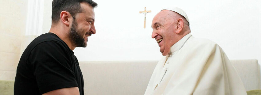 El papa Francisco con el presidente de Ucrania, Volodímir Zelenski, en el G7