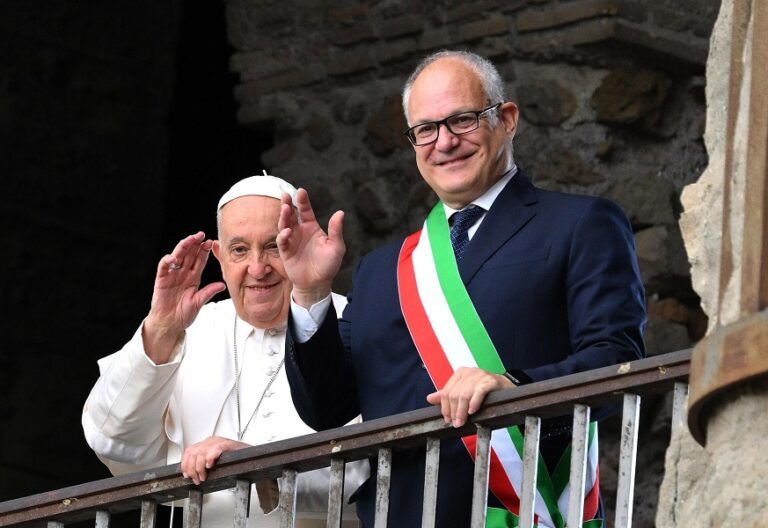El Papa Francisco, en el Capitolio de Roma, con Roberto Gualtieri