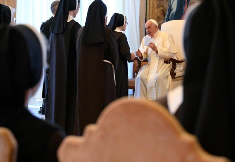 El Papa con las Hermanas de San Felice da Cantalice y las Hijas de Nuestra Señora de la Merced