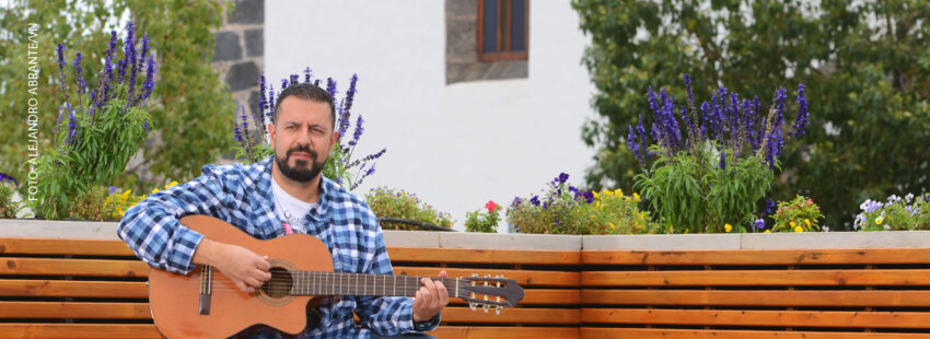 El diácono permanente tinerfeño Alejandro Abrante con su guitarra