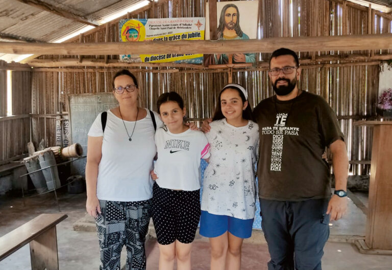 El diácono permanente con su esposa, Alejandra, y sus dos hijas