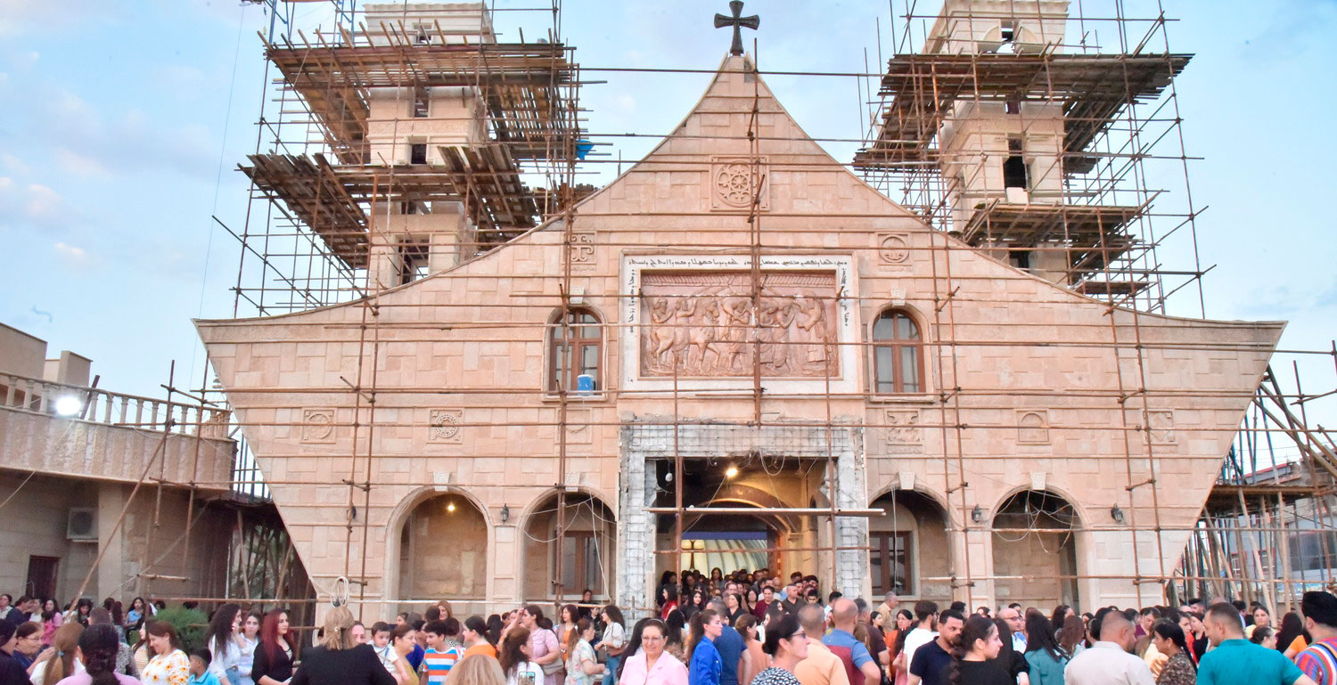 Obras en el exterior de la iglesia de San Benham y Santa Sara en Qaraqosh (Irak), que se ha reconstruido con el apoyo de ACN