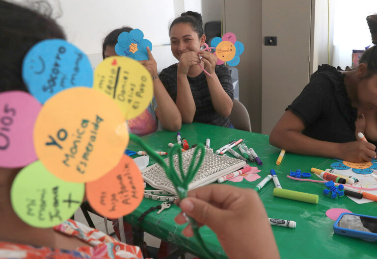 Migrantes permanecen en el albergue 'El buen Samaritano', en Ciudad Juárez, Chihuahua