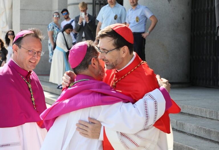 El cardenal José Cobo, con los nuevos obispos auxiliares de Madrid, José Antonio Álvarez y Vicente Martín
