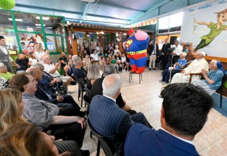 Francisco se va al circo a visitar a la monja de la pastoral trans