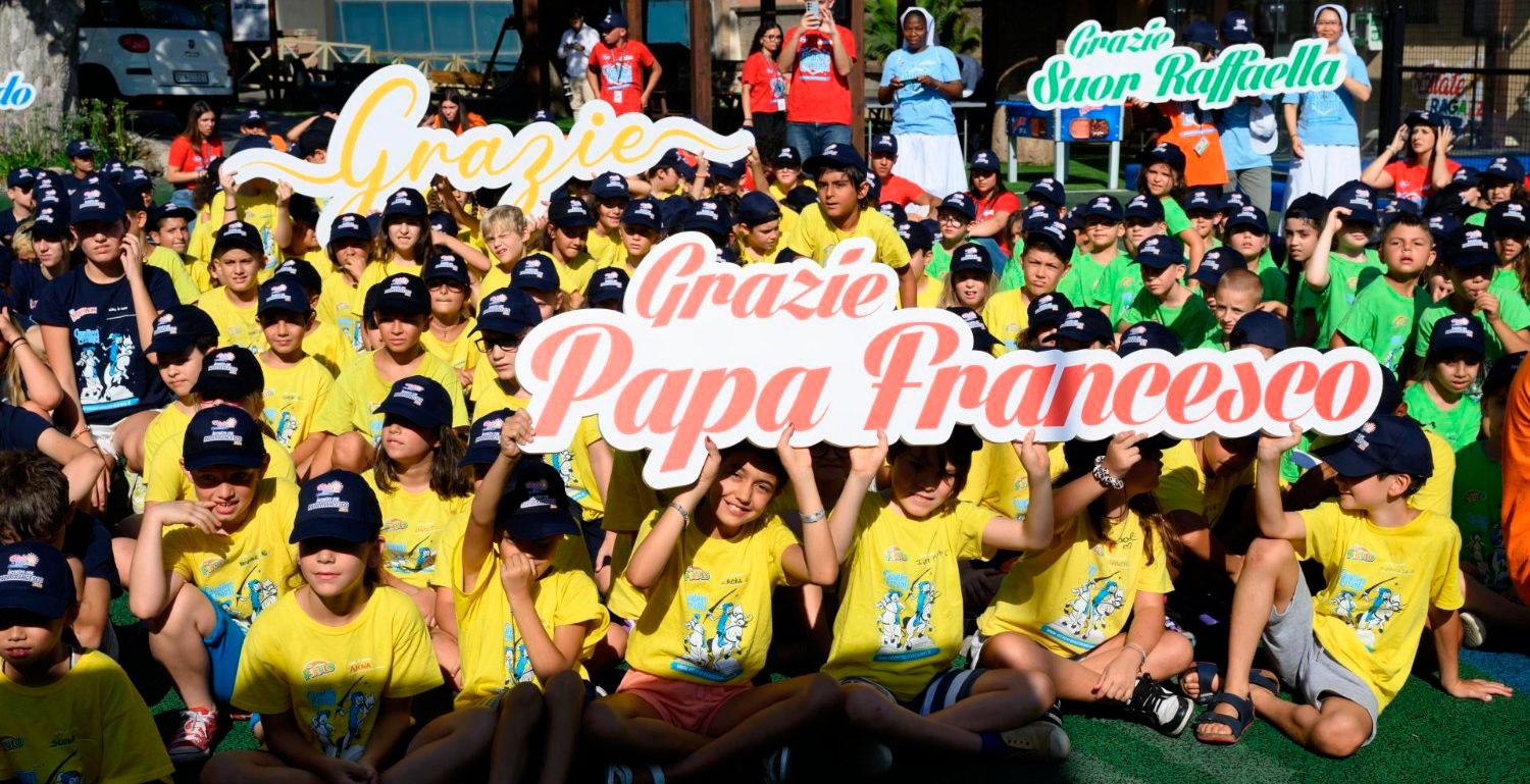 El papa Francisco, con los niños del campamento del Vaticano