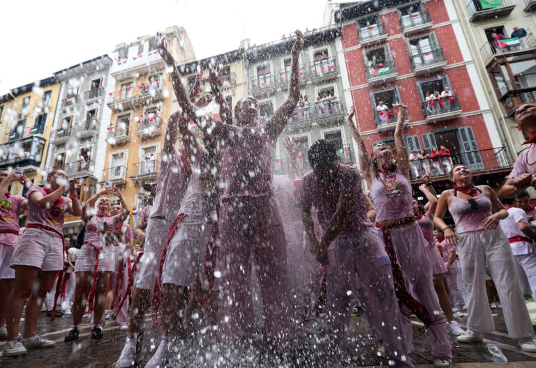 Jóvenes en las fiestas de san Fermín en Pamplona (Navarra)