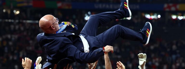 Luis de la Fuente, manteado por los jugadores en la final de la Eurocopa / EFE