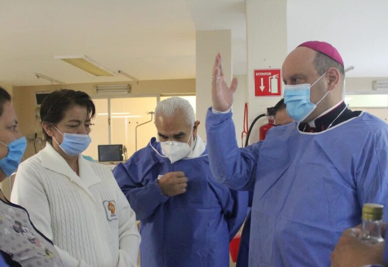 Obispo Francisco Acero en hospital La Villa CDMX.
