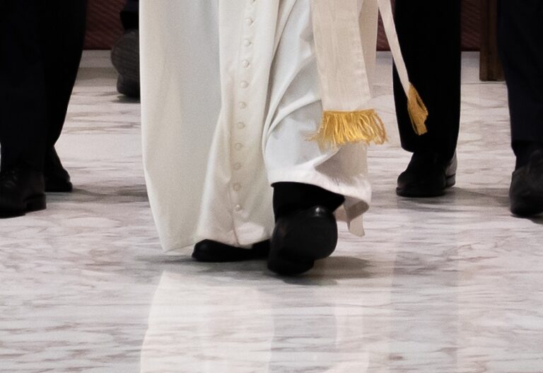 El Papa Francisco, con dos trabajdores