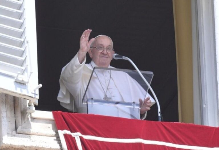 Francisco reivindica en el ángelus que Jesús sigue saciando “el hambre de esperanza, de verdad