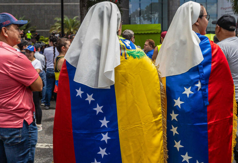 Dos religiosas con la bandera venezolana participan en una manifestación de apoyo a Edmundo González Urrutia