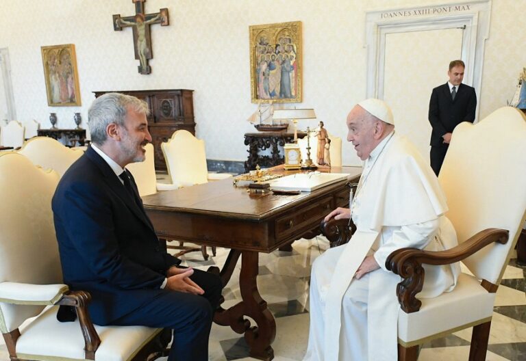 CIUDAD DEL VATICANO, 24/08/2024.- El papa Francisco recibió este sábado en audiencia privada al