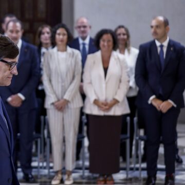 El presidente de la Generalitat, Salvador Illa, con sus nuevos consejeros