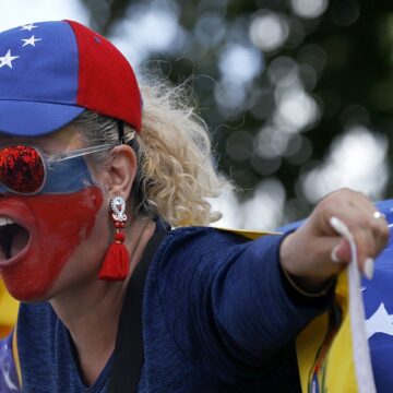 Una venezolana protesta por el resultado de las elecciones