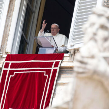 El Papa Francisco dirige el rezo del Ángelus en el Vaticano