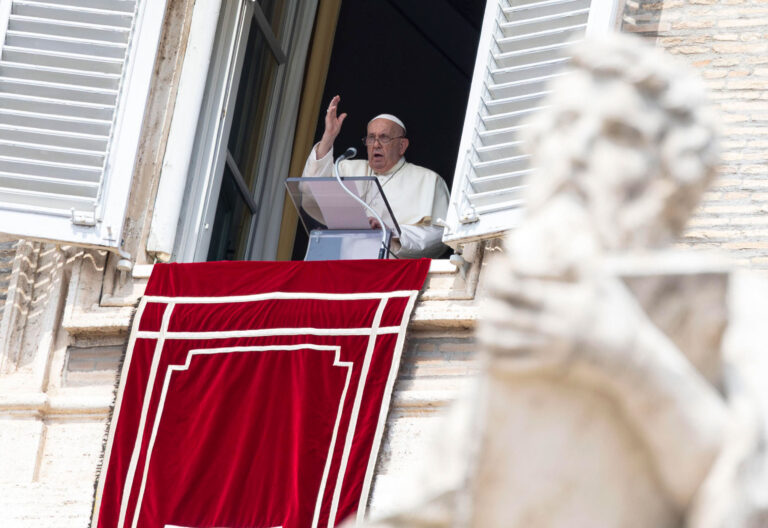 El Papa Francisco dirige el rezo del Ángelus en el Vaticano