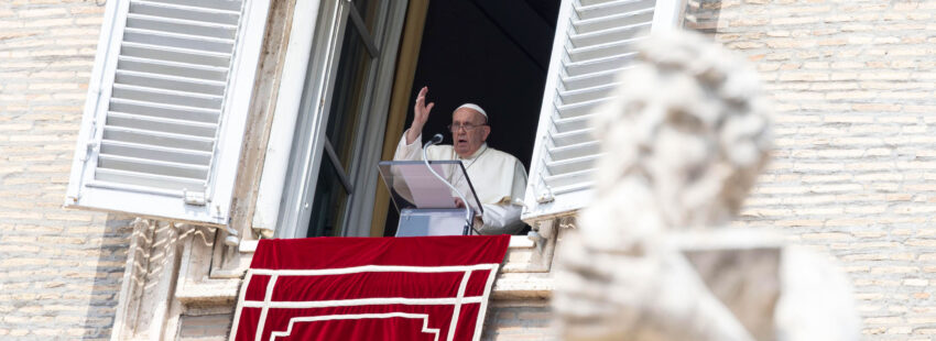 El Papa Francisco dirige el rezo del Ángelus en el Vaticano