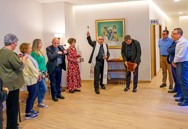 El arzobispo de Valencia, Enrique Benavent, bendice la nueva sede de la Fundación San Vicente