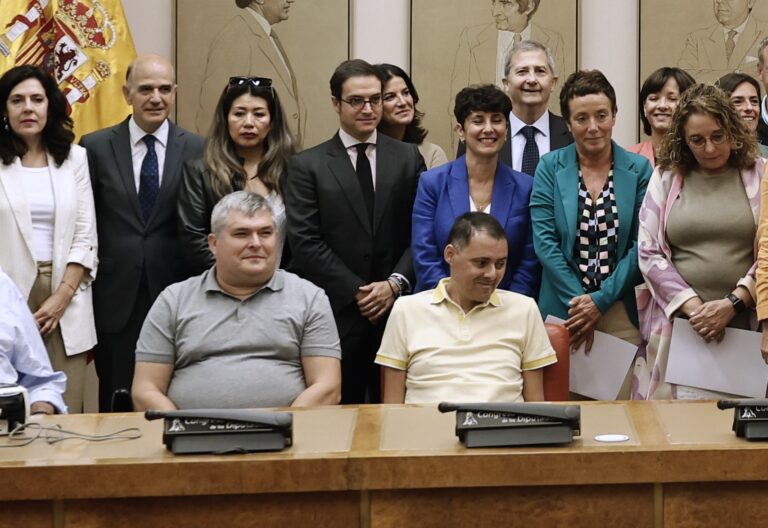 Firma enmiendas de la Ley de la ELA en el Congreso