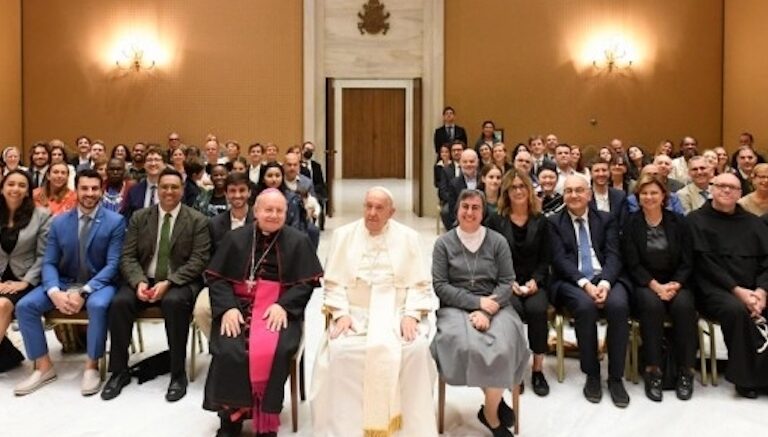 Francisco: “Me duele ver a esos cristianos que se esconden en las sacristías porque tienen miedo