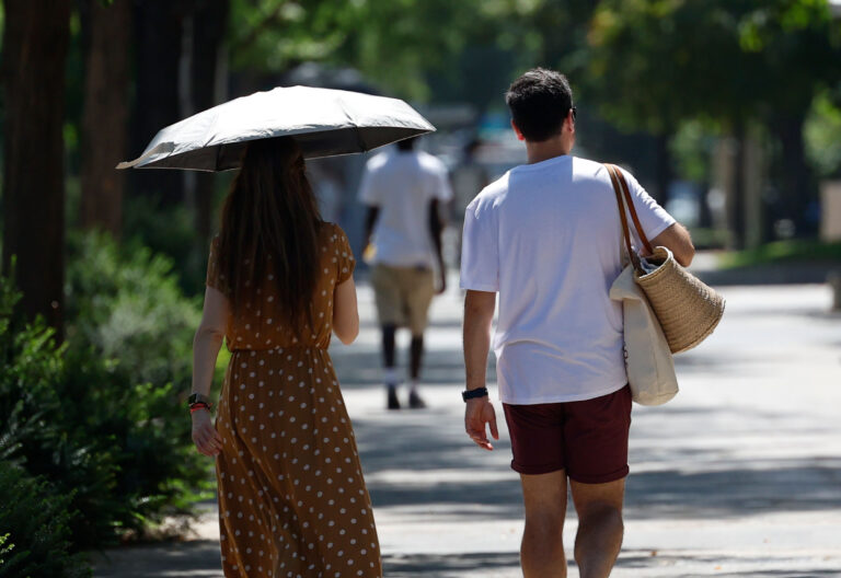 Una pareja pasea por un parque en Madrid bajo temperaturas muy altas