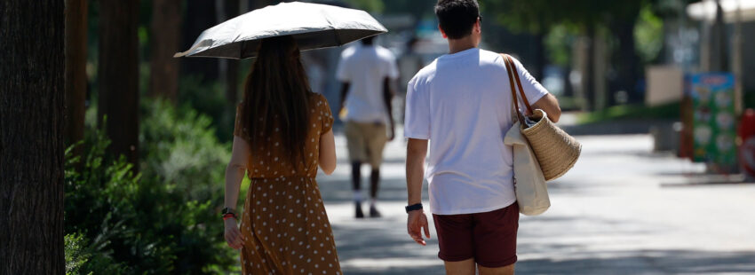 Una pareja pasea por un parque en Madrid bajo temperaturas muy altas