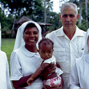 Papúa Nueva Guinea. Misioneros del Sagrado Corazón. El padre Vergés con la hermana Elizabeth