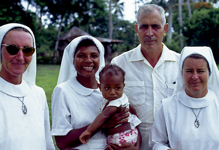 Papúa Nueva Guinea. Misioneros del Sagrado Corazón. El padre Vergés con la hermana Elizabeth