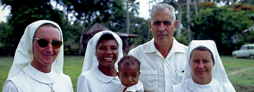 Papúa Nueva Guinea. Misioneros del Sagrado Corazón. El padre Vergés con la hermana Elizabeth