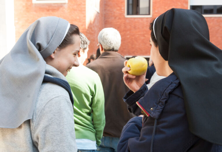 Monjas jóvenes en el descanso de un congreso de Vida Religiosa