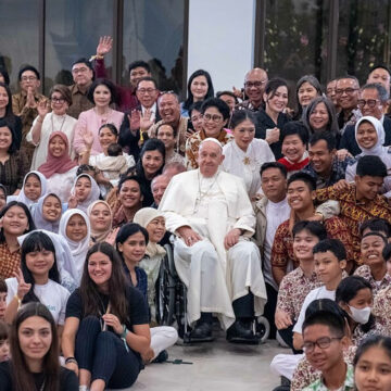 Francisco a los jóvenes de Scholas Occurrentes en Indonesia: “La guerra entre nosotros siempre