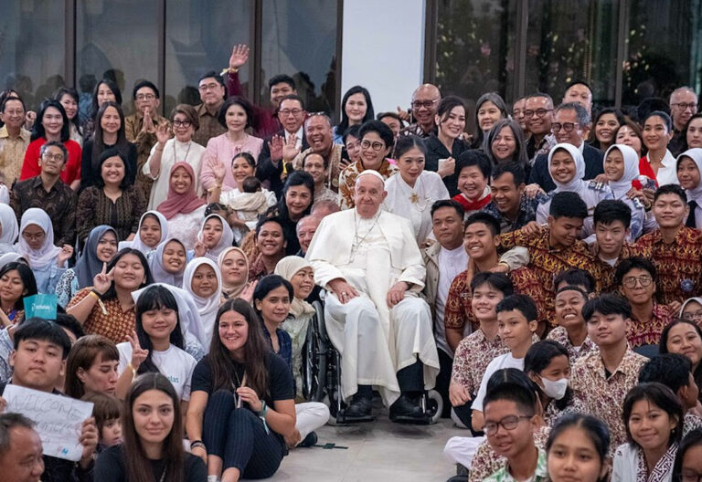 Francisco a los jóvenes de Scholas Occurrentes en Indonesia: “La guerra entre nosotros siempre